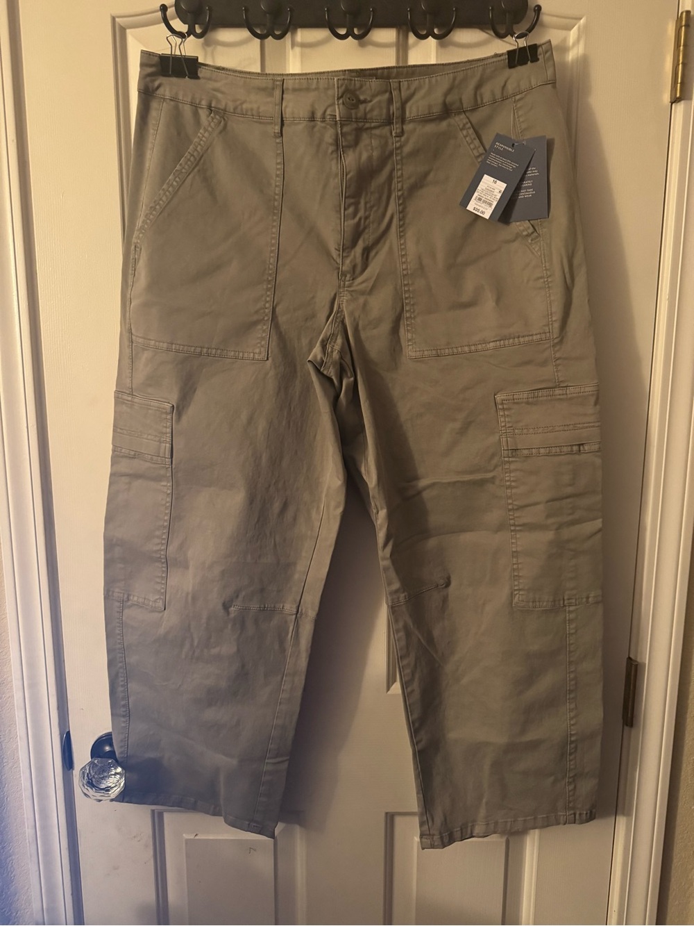 Universal Thread Women's Cargo Pants in Khaki Green